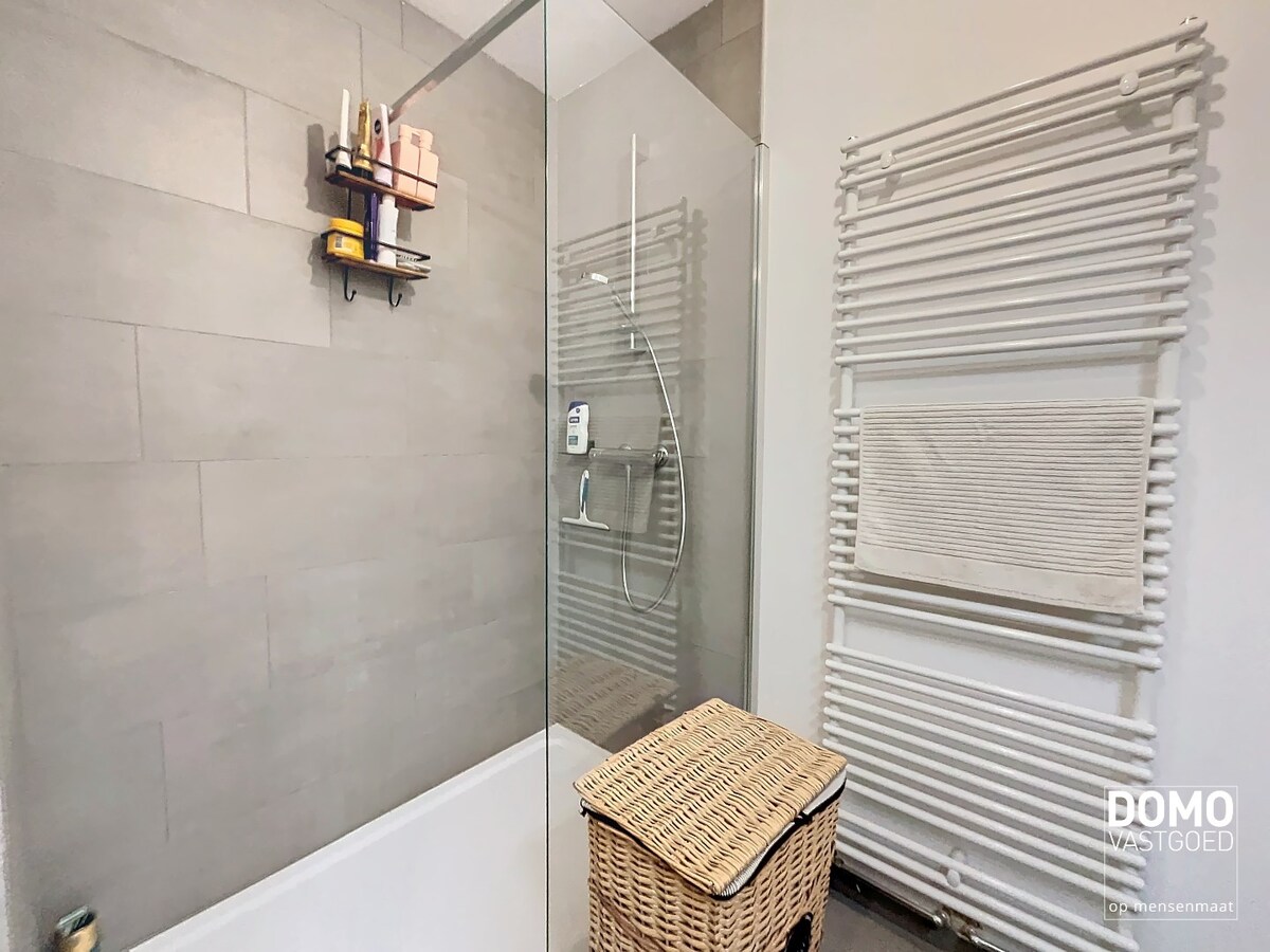 GELIJKVLOERS 1 SLAAPKAMER APPARTEMENT MET TUIN TE KERMT 