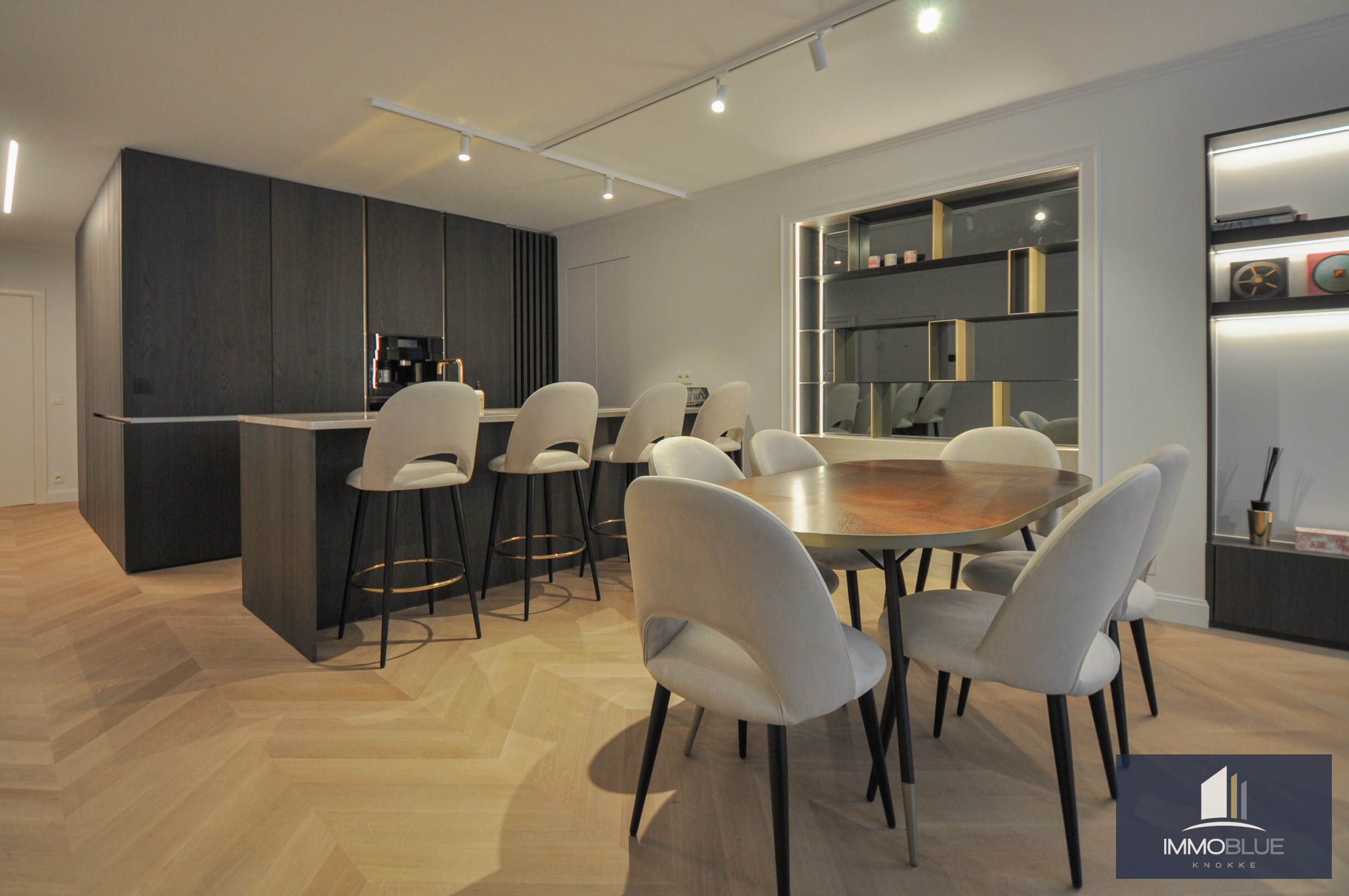 Hoogwaardig volledig gerenoveerd appartement met zijdelings zeezicht en zicht op de Kustlaan. 