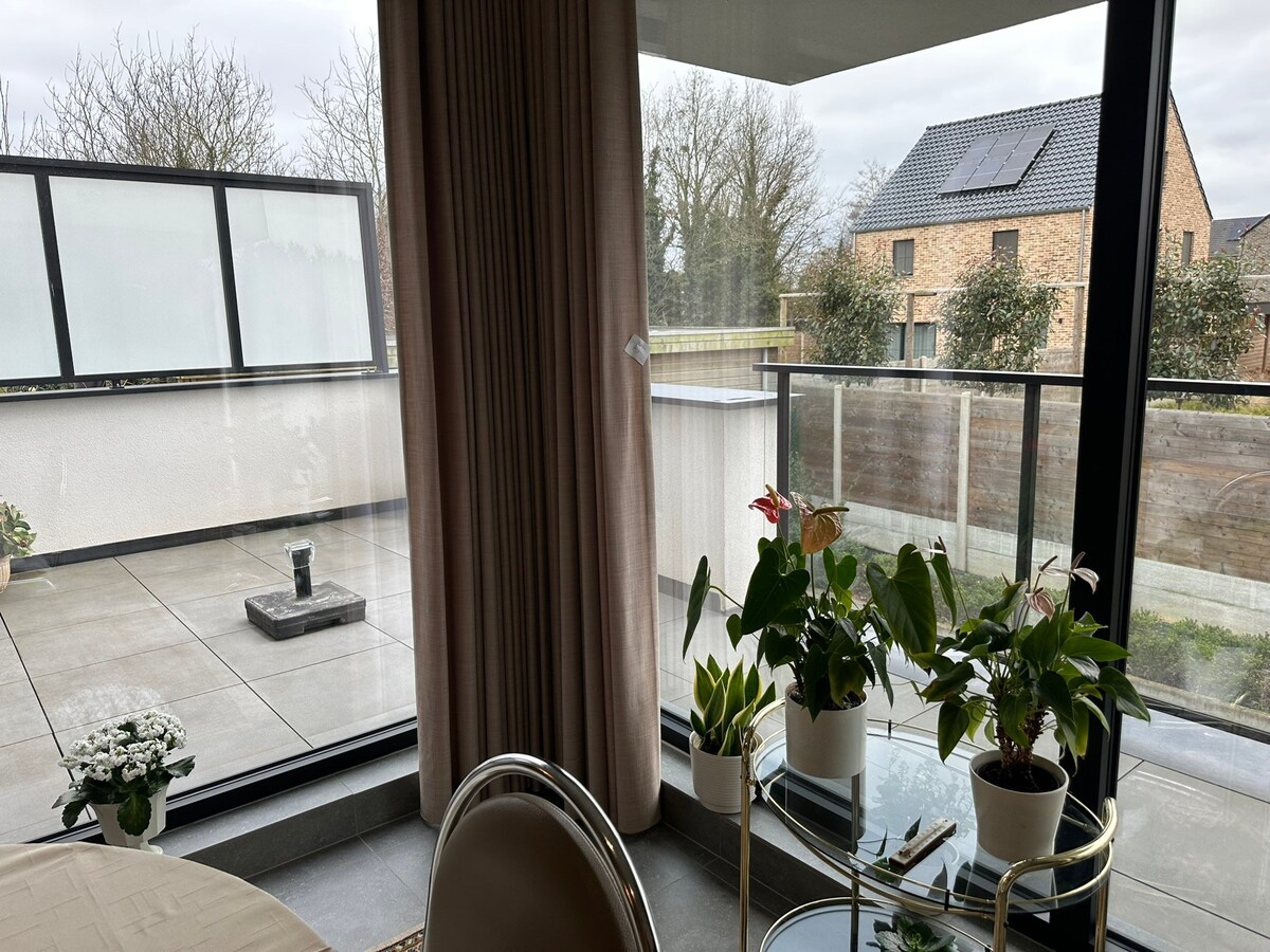 Recent appartement met 2 slaapkamers, terras 