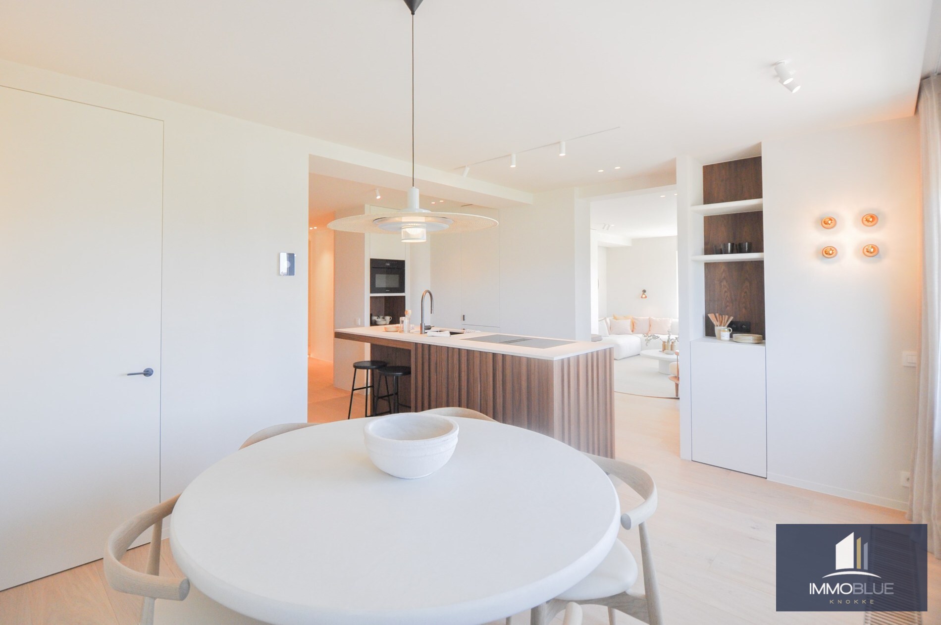 Volledig gerenoveerd hoek-appartement met een prachtig zicht op het Zegemeer. 