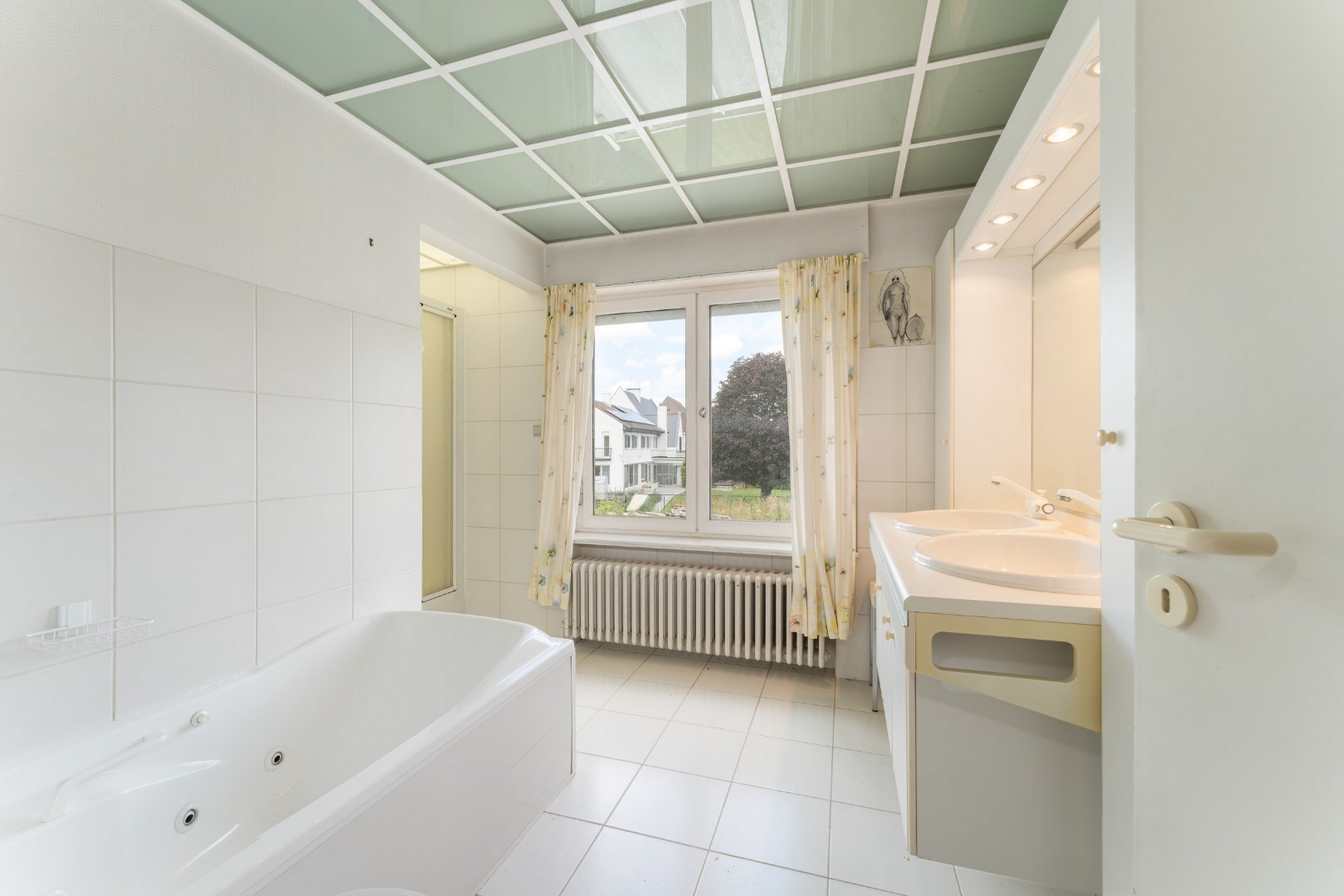 Centraal gelegen lichtrijke villa met 3 slpk, tuin en garage, Torhout 