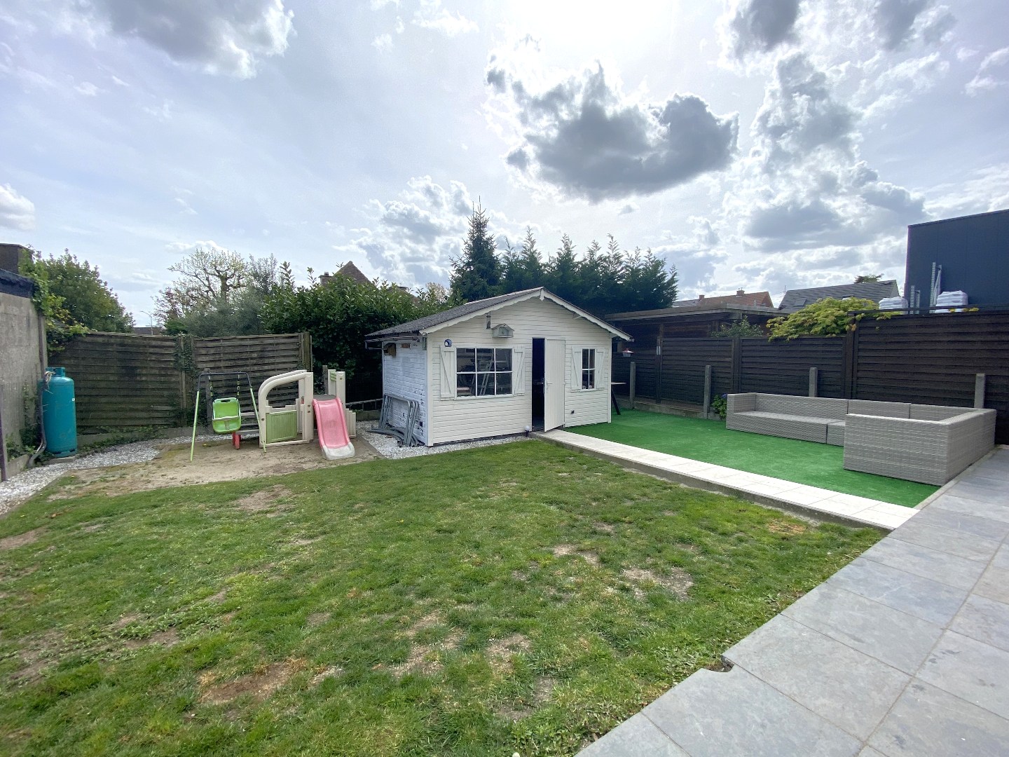 Instapklare en gerenoveerde gezinswoning op goeie centrale ligging! 