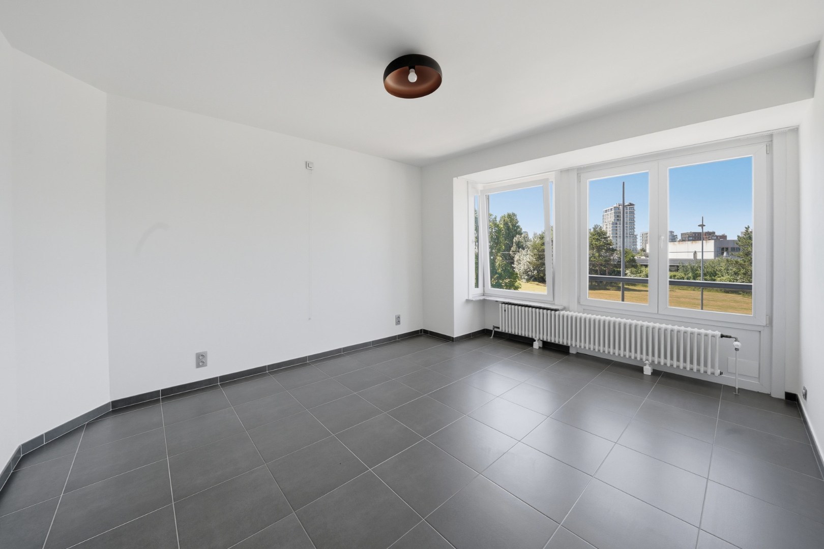Volledig gerenoveerde bel-étage met ruime garage te Oostende 