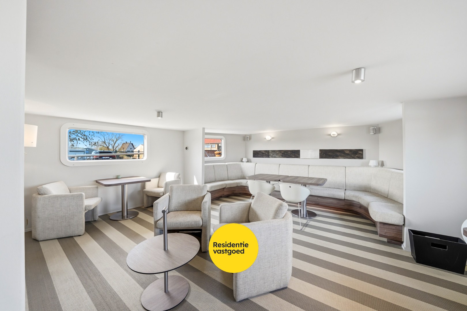 Unieke woonboot met B&amp;B en vergunde ligplaats in Plassendale 