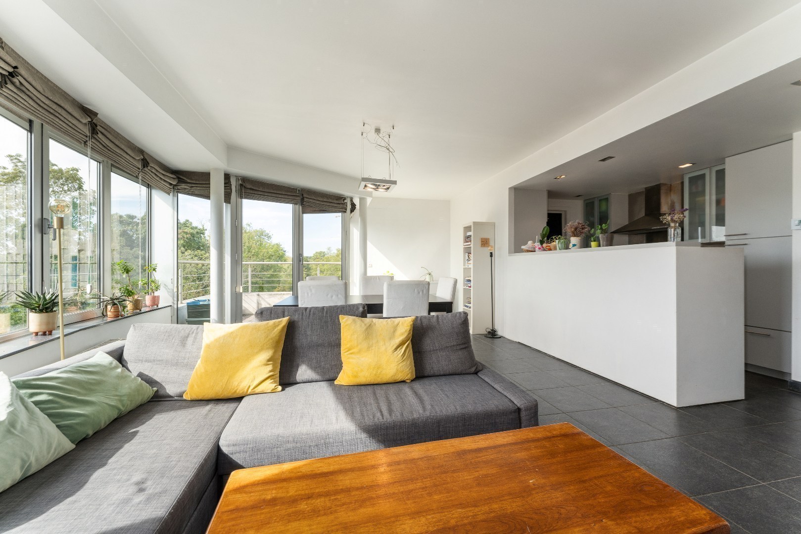 Ruim en licht 2 slaapkamerappartement nabij St-Pietersstation. 