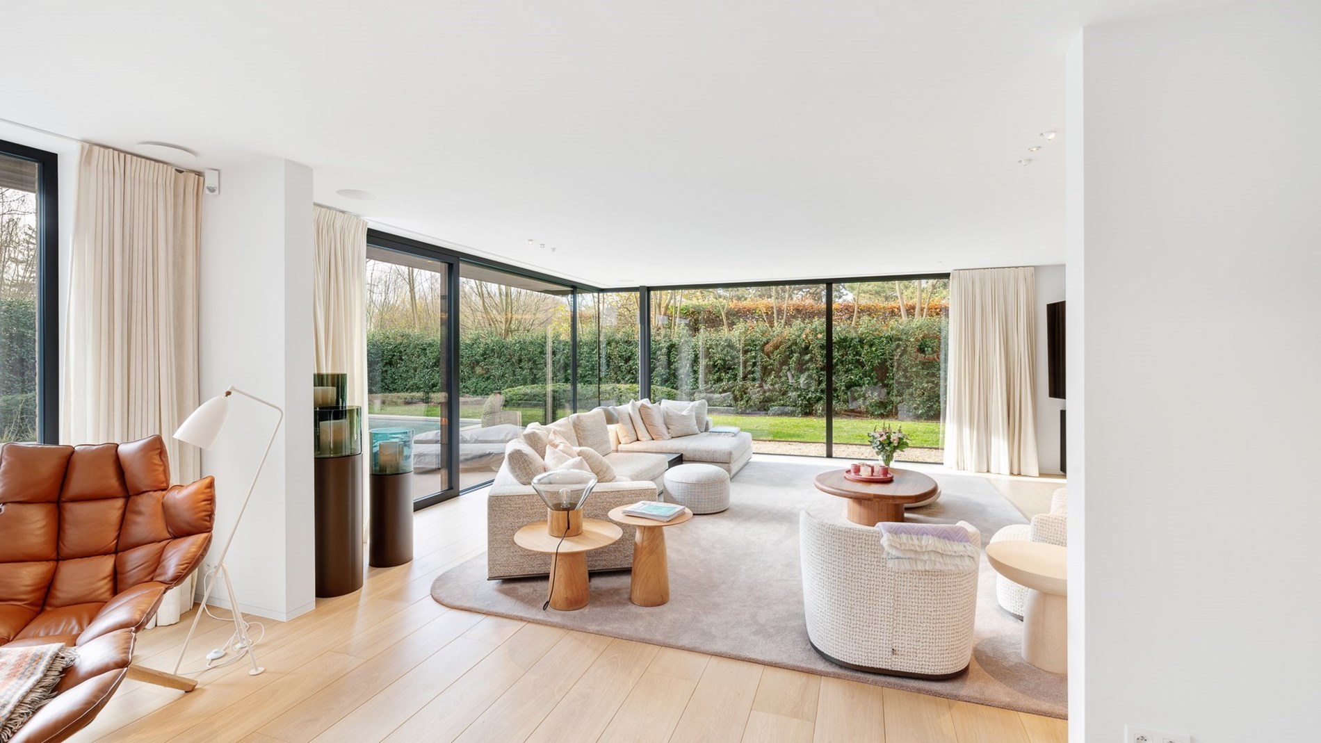 Prachtig vernieuwde villa rustig gelegen tussen Knokke centrum en Het Zoute met een perfecte Zuid-West oriëntatie. 
