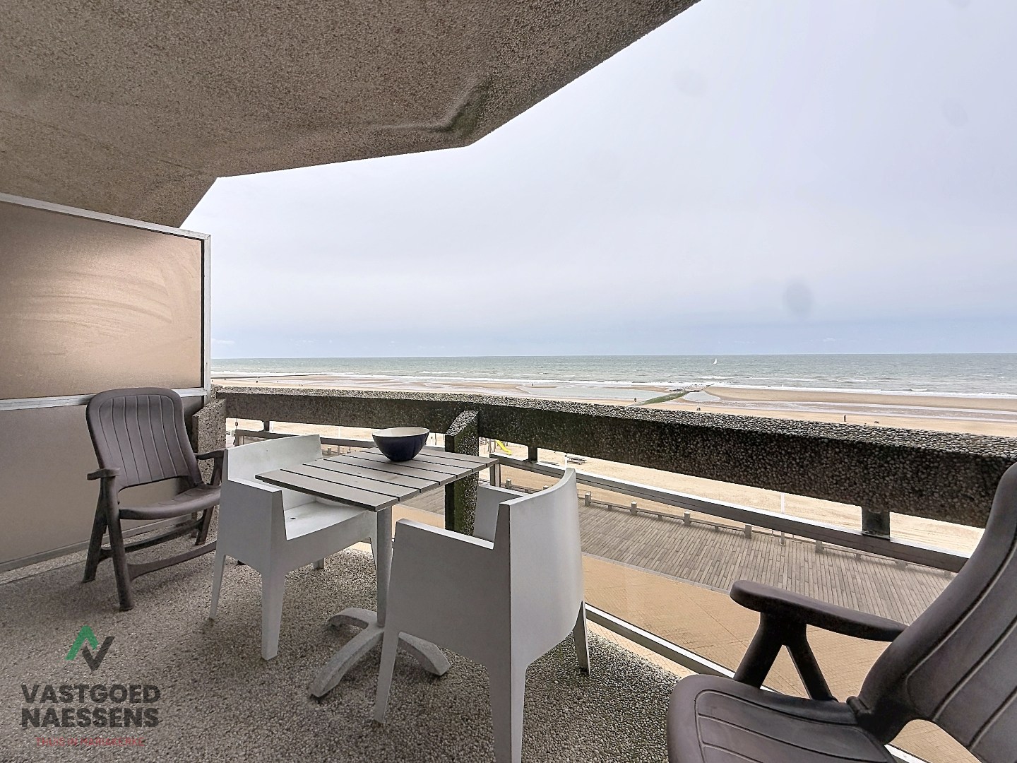 Studio à rafraîchir avec vue sur la mer et terrasse. 