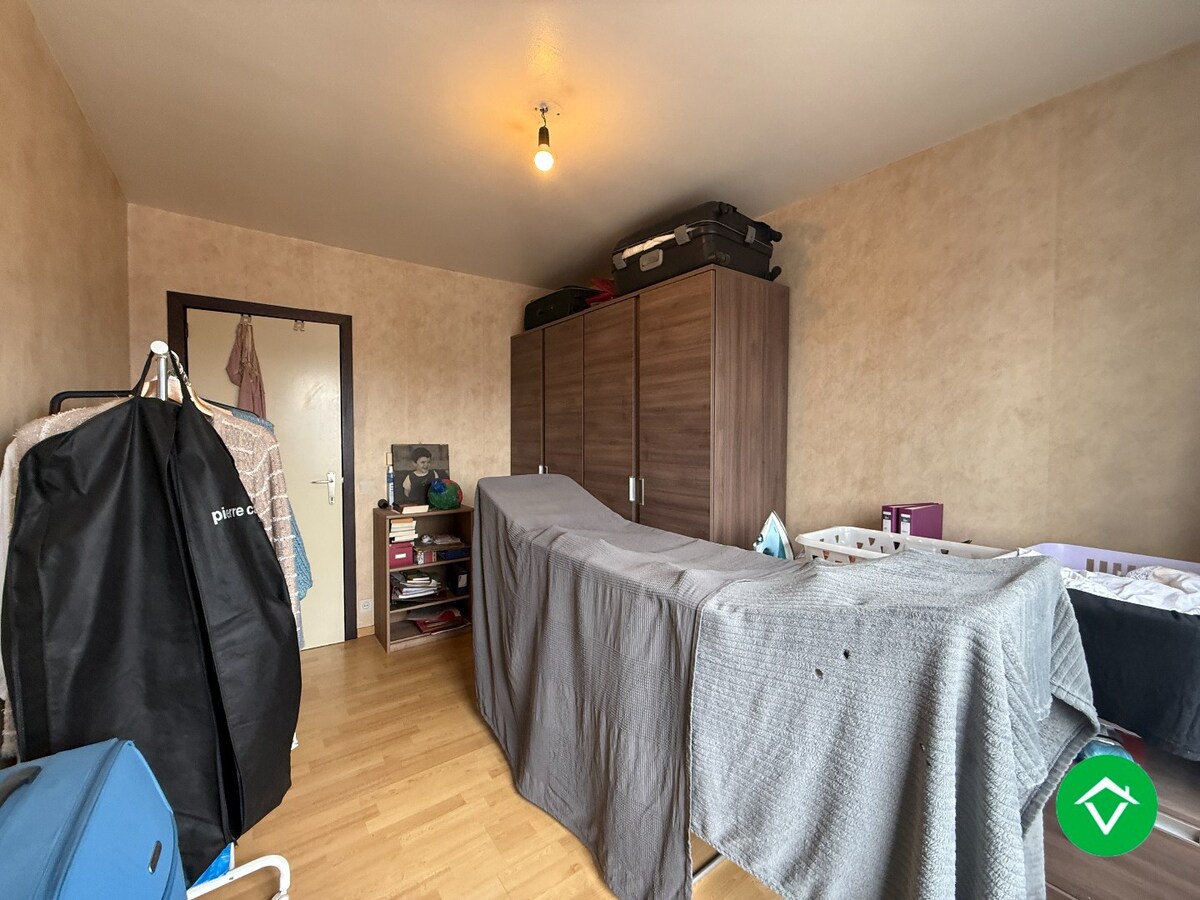 Appartement met twee slaapkamers, terras en autostaanplaats te Roeselare 