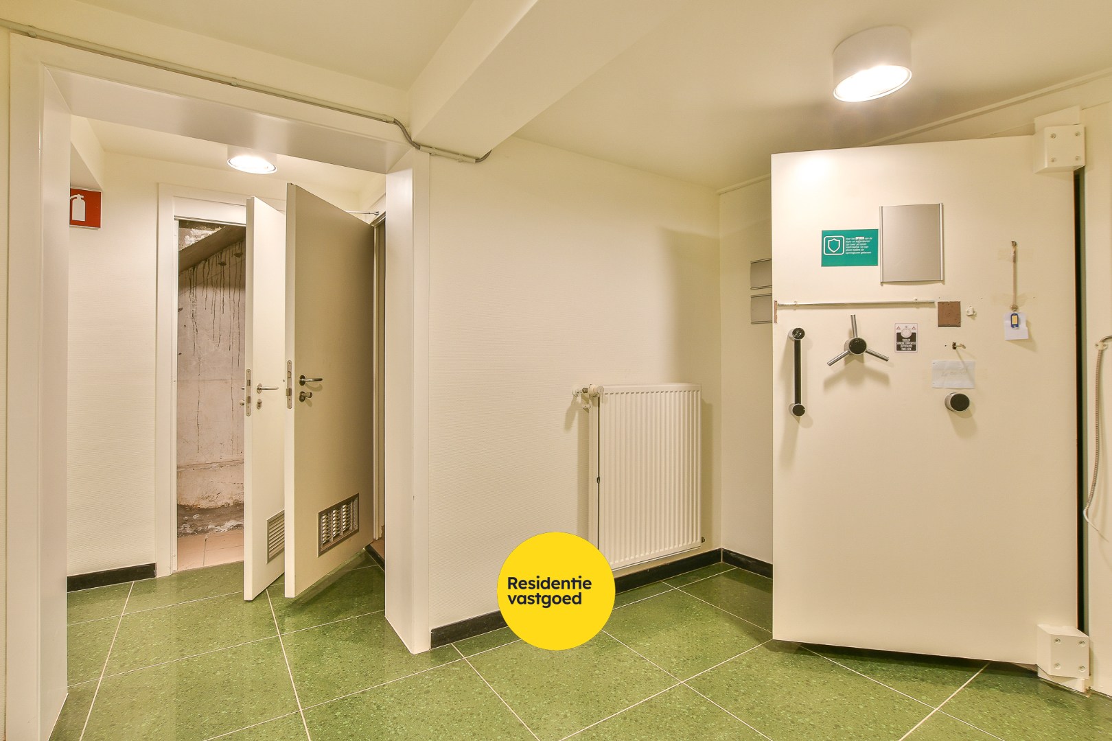 Uniek handelspand (voormalig bankkantoor) met veel mogelijkheden in centrum De Haan 