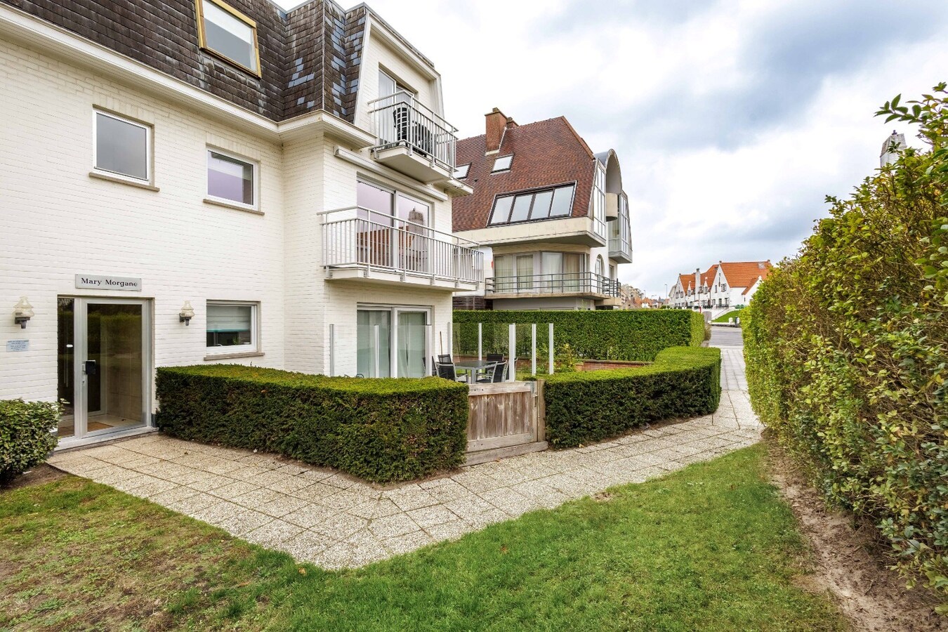 Volledig gerenoveerd hoekappartement met open zicht in exclusieve villaresidentie te Duinbergen 