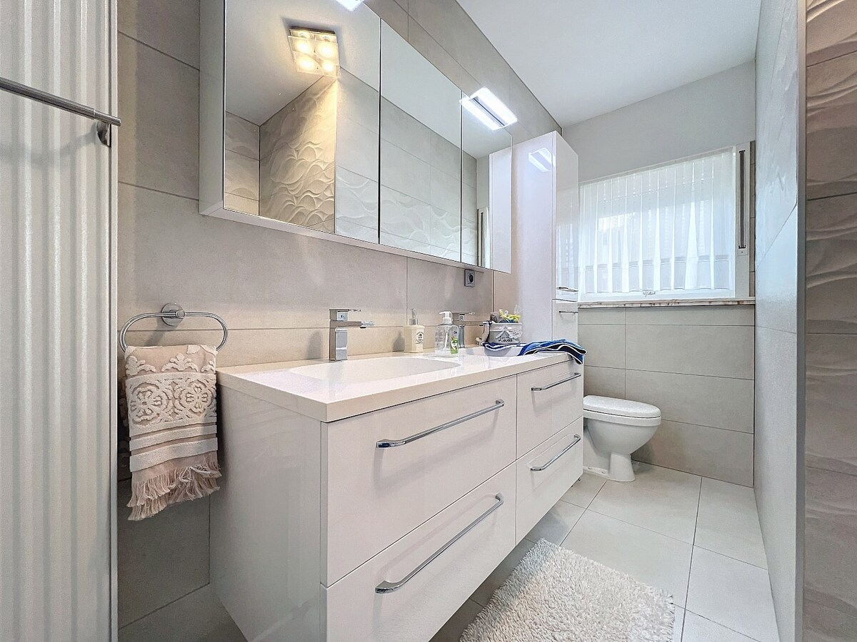 Instapklare en lichtrijke laagbouwwoning met garage te Kerksken 