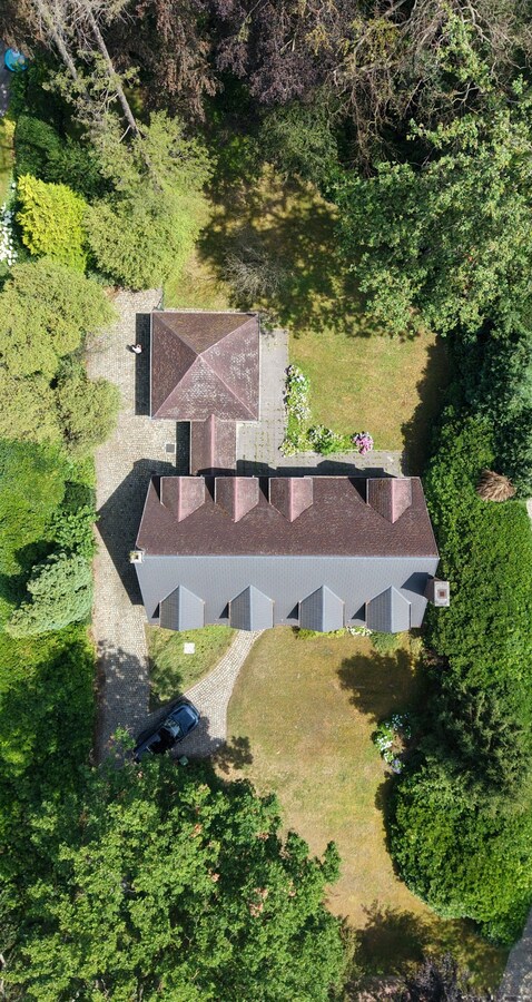 Villa met praktijkruimte en dubbele garage op riant perceel van 2.010 m² te Schoten 