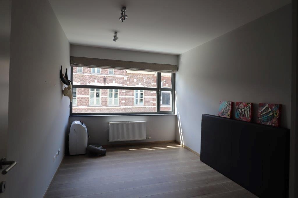 Prachtig appartement op de eerste verdieping met 3 slaapkamers, midden in het centrum gelegen 