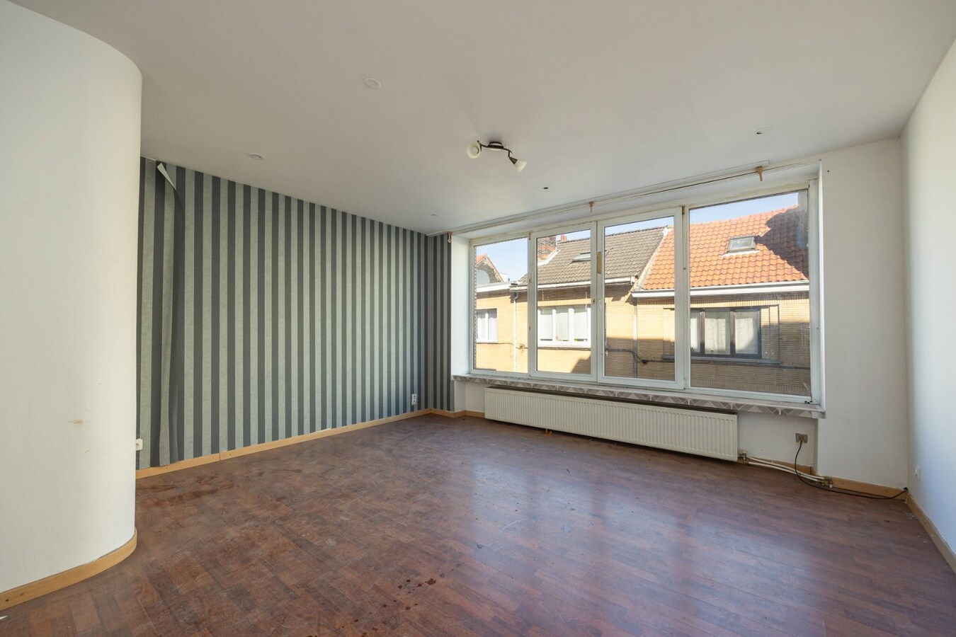 Te renoveren opbrengsteigendom met garage te Antwerpen! 