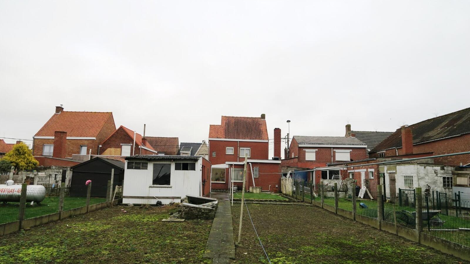 Degelijke halfopen woning met ruime vrijstaande garage 