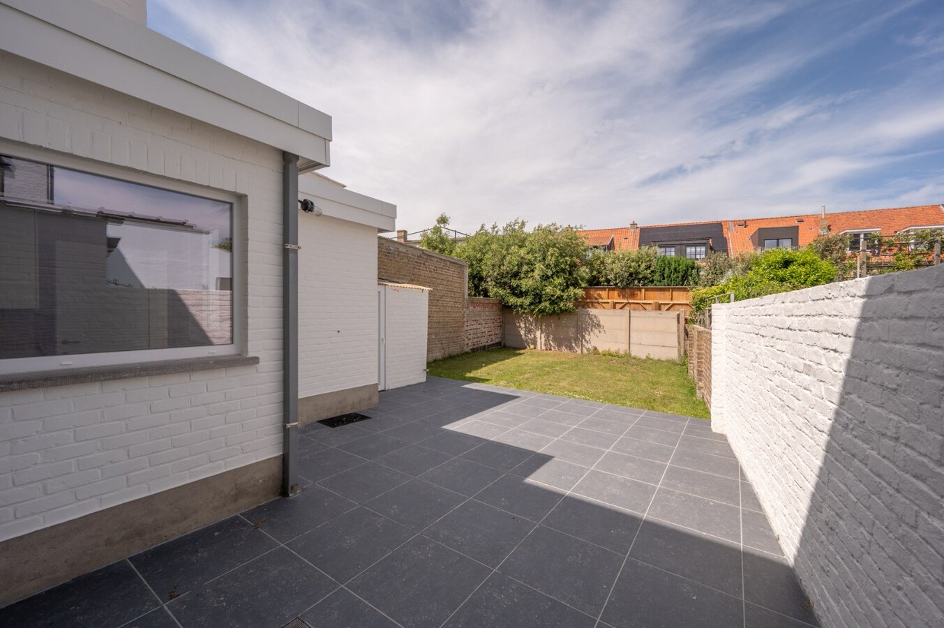 Brede gezinswoning met garage, privé staanplaats en zonnige stadstuin in Oud-Knokke. 