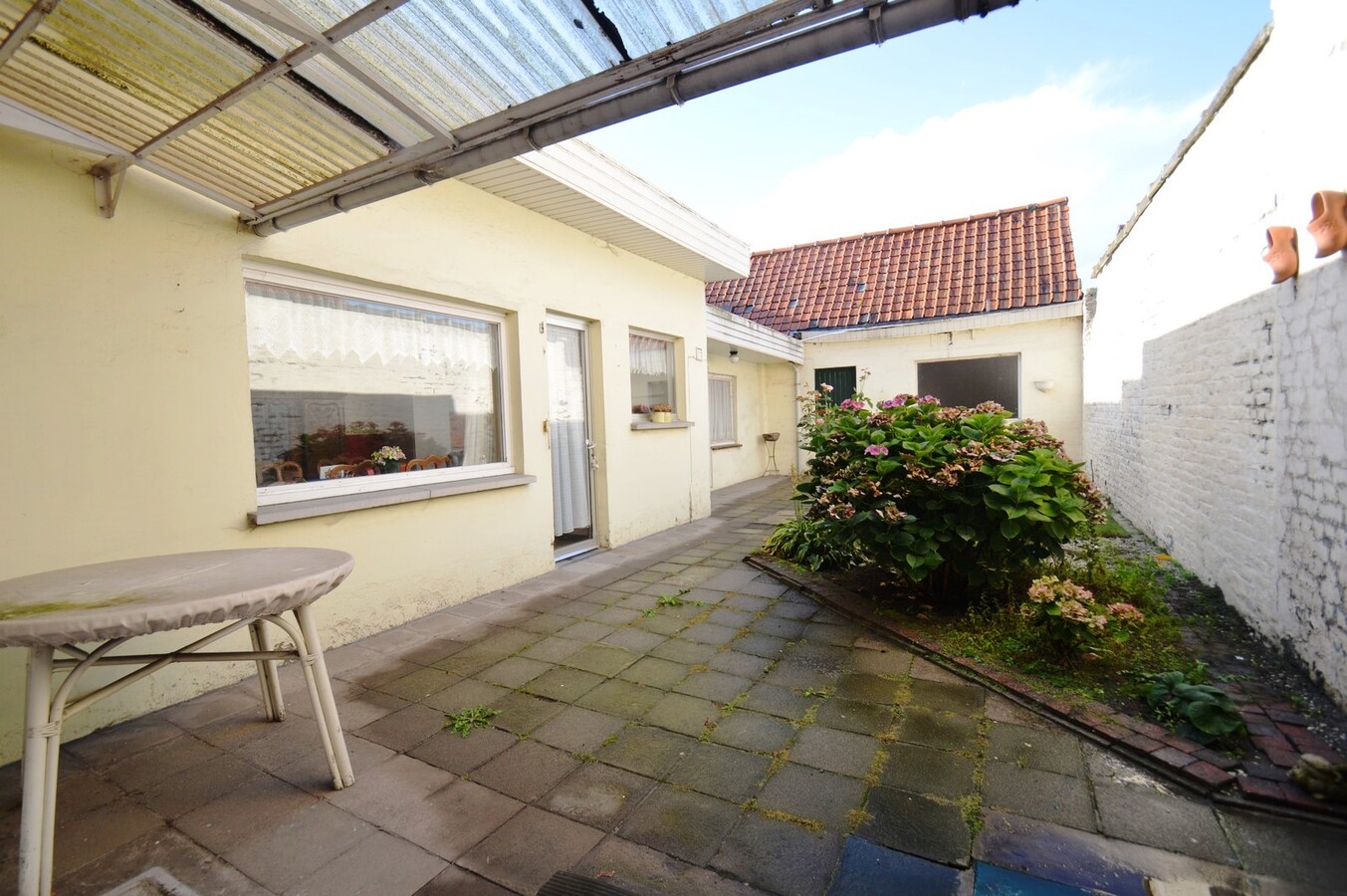 Volumineuze woning met garage vlakbij het centrum - Zelzate 