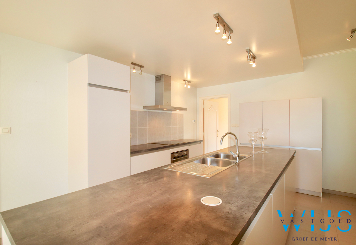 Ruime bungalow met bijgebouw op een ideale locatie in Assenede ! 