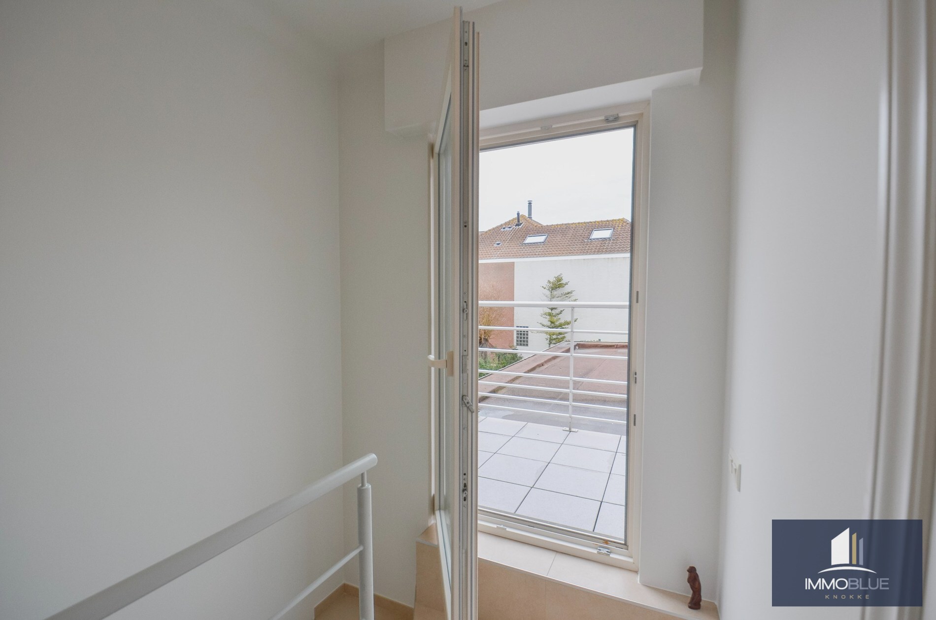 Ruime woning met ruime terrassen en een inpandige garage gelegen nabij de keuvelhoekstraat. 