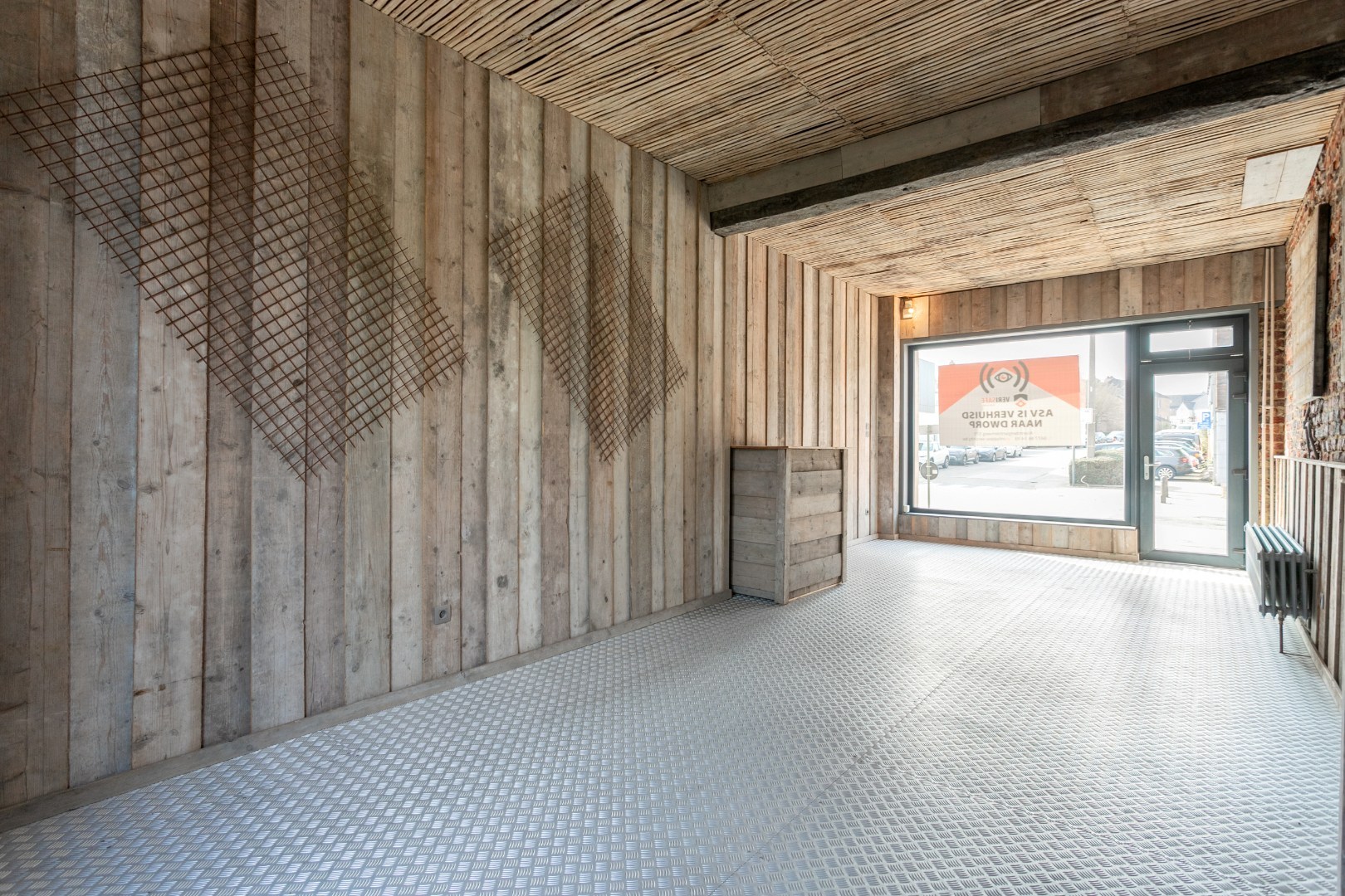 Handelshuis met woongedeelte, garage en tuin 