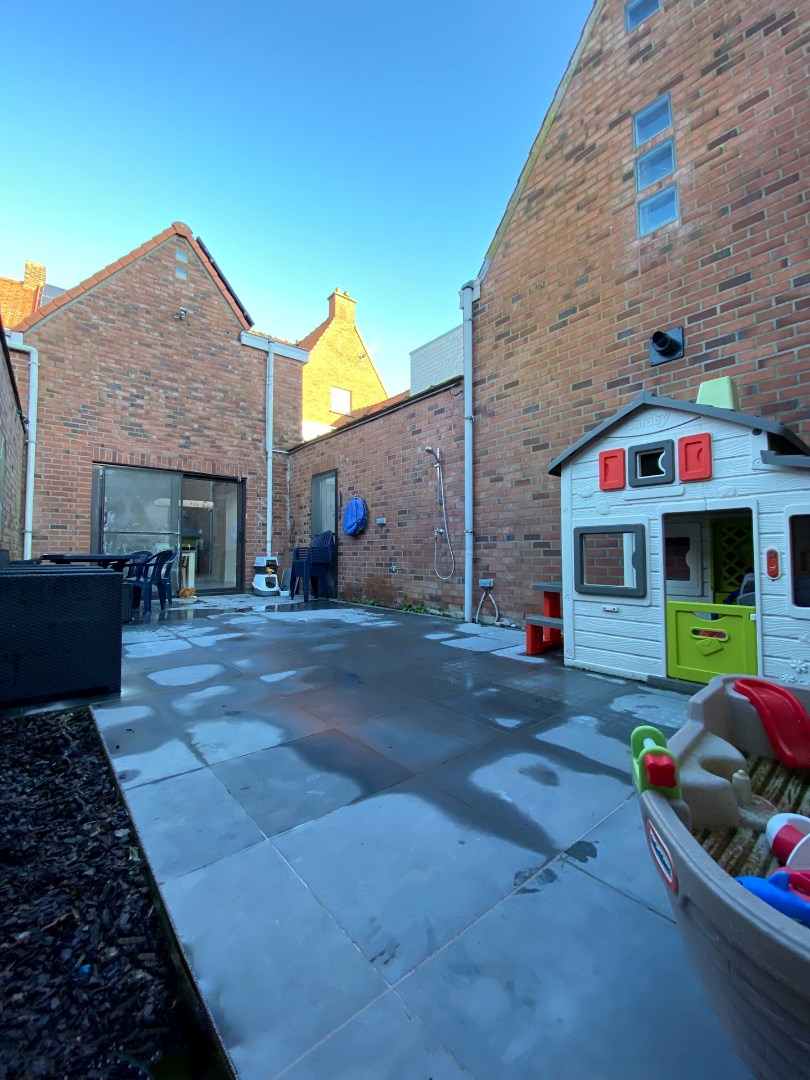 Up-to-date en bijzonder ruime gezinswoning met garage te Zwevegem 