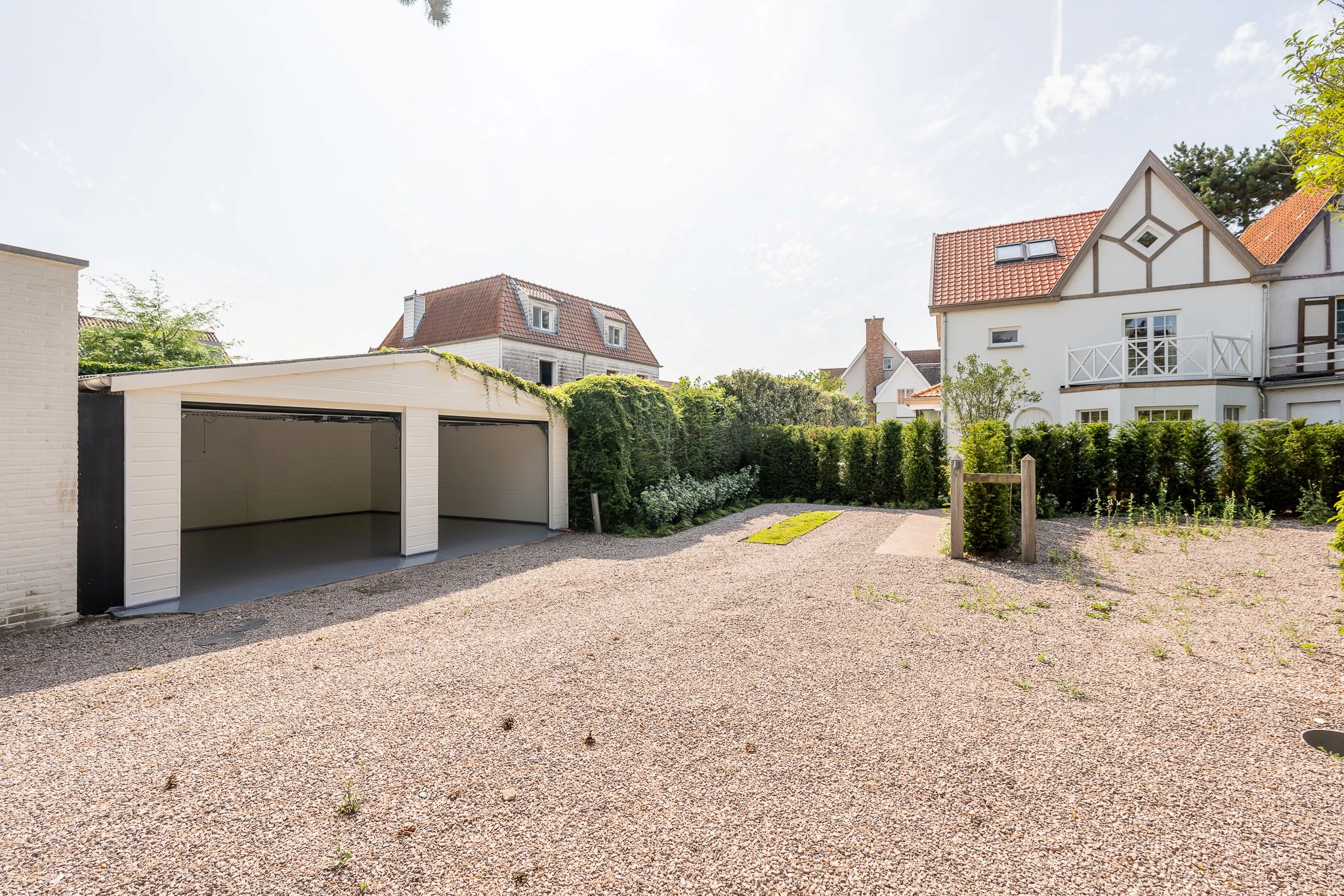 Très luxueuse et charmante villa jumelée rénovée, située à proximité du centre commercial de Knokke. 
