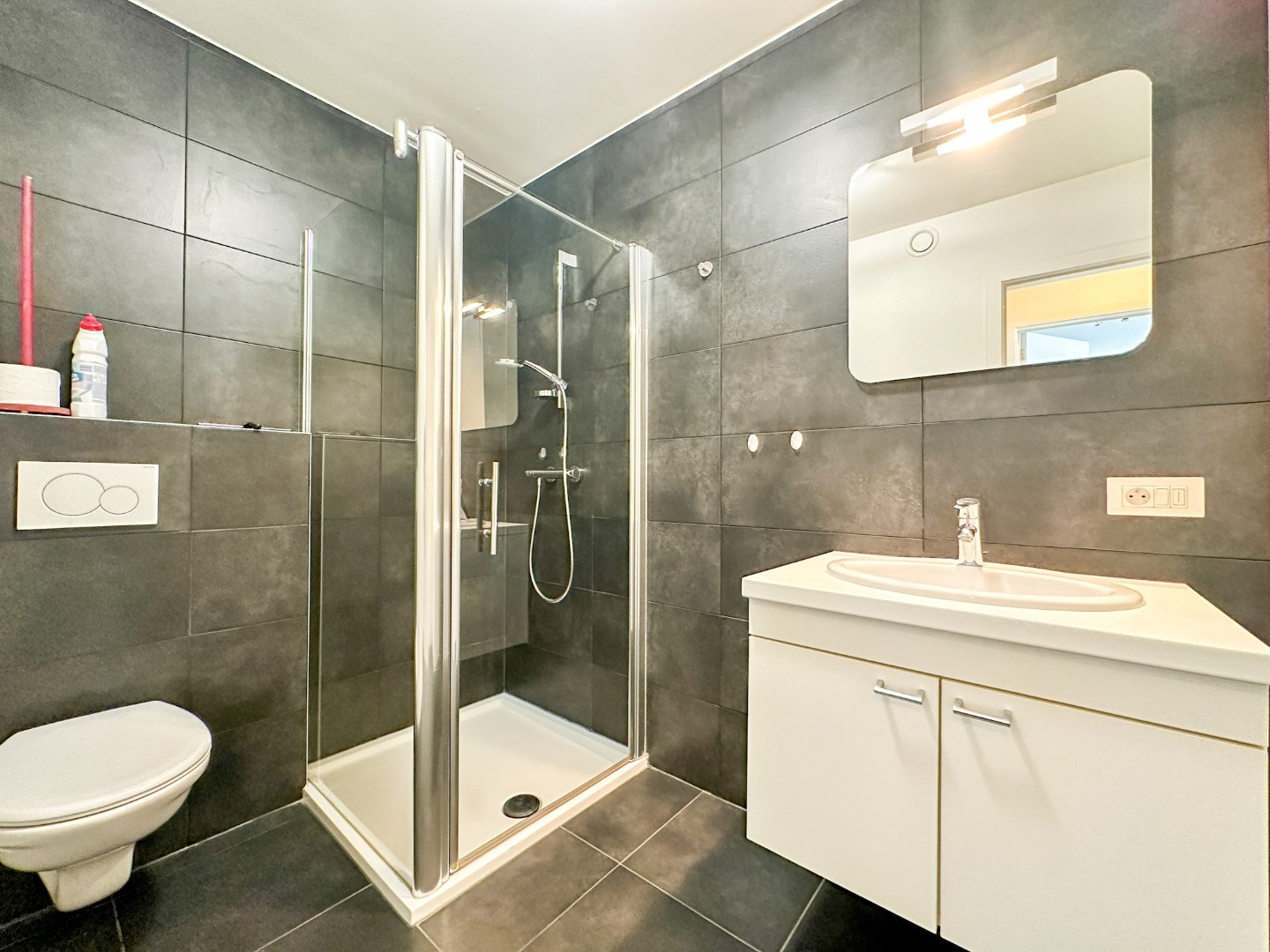 Instapklaar energiezuinig appartement hartje Eernegem, met zonnig terras, topligging. 