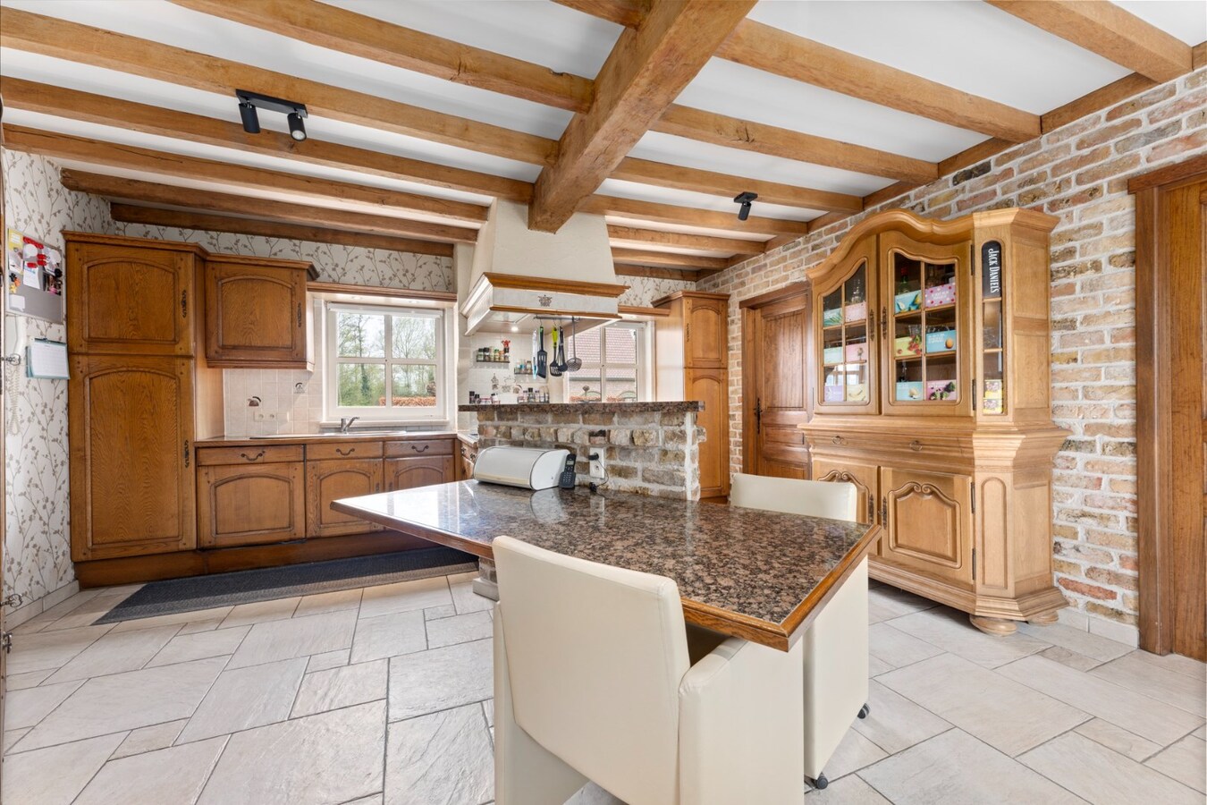 Woning met 4 slaapkamers en grote tuin te Koekelare 