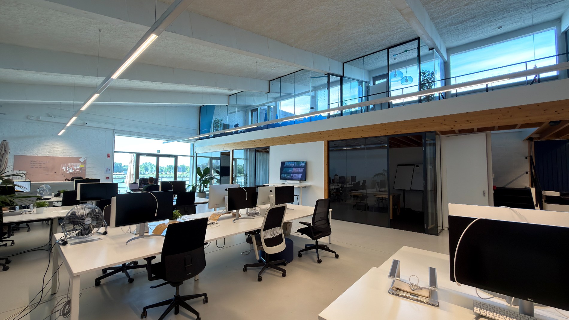 Gerenoveerde loftkantoren te huur in Hangar 26 in Antwerpen