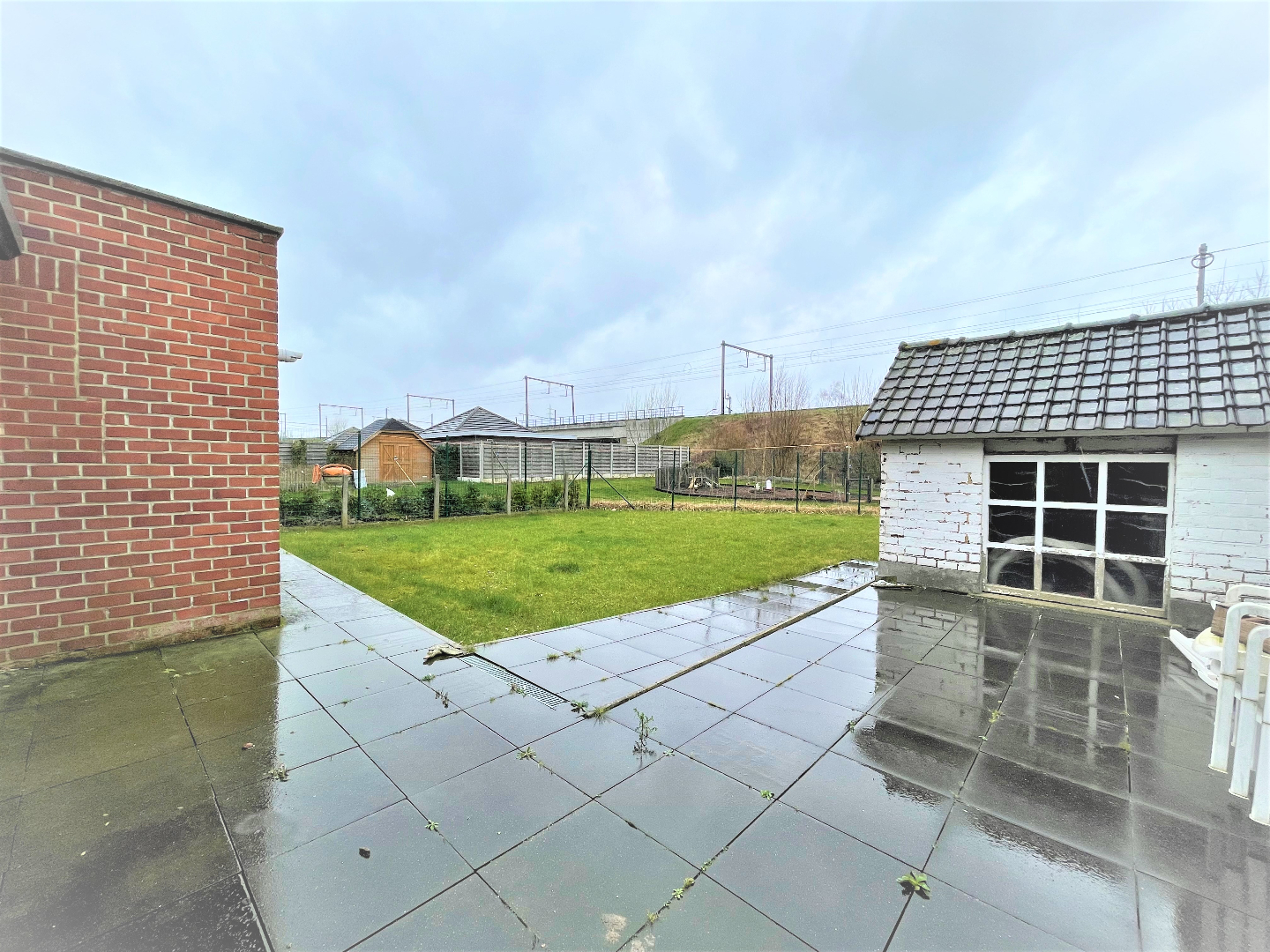 Statige halfopen woning met 3 slaapkamers en garage 