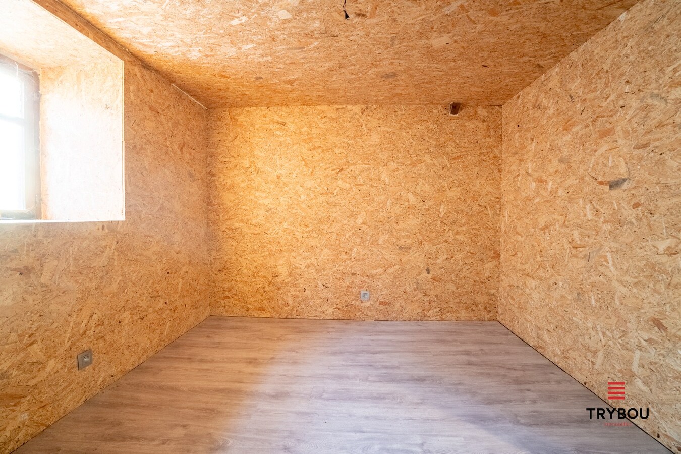 Te renoveren woning met garage en diepe tuin 