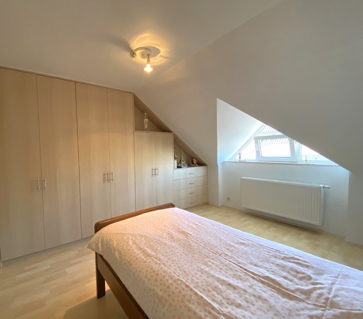 Zeer goed onderhouden ruime villa met tuin op topligging te Sint-Eloois-Vijve! 