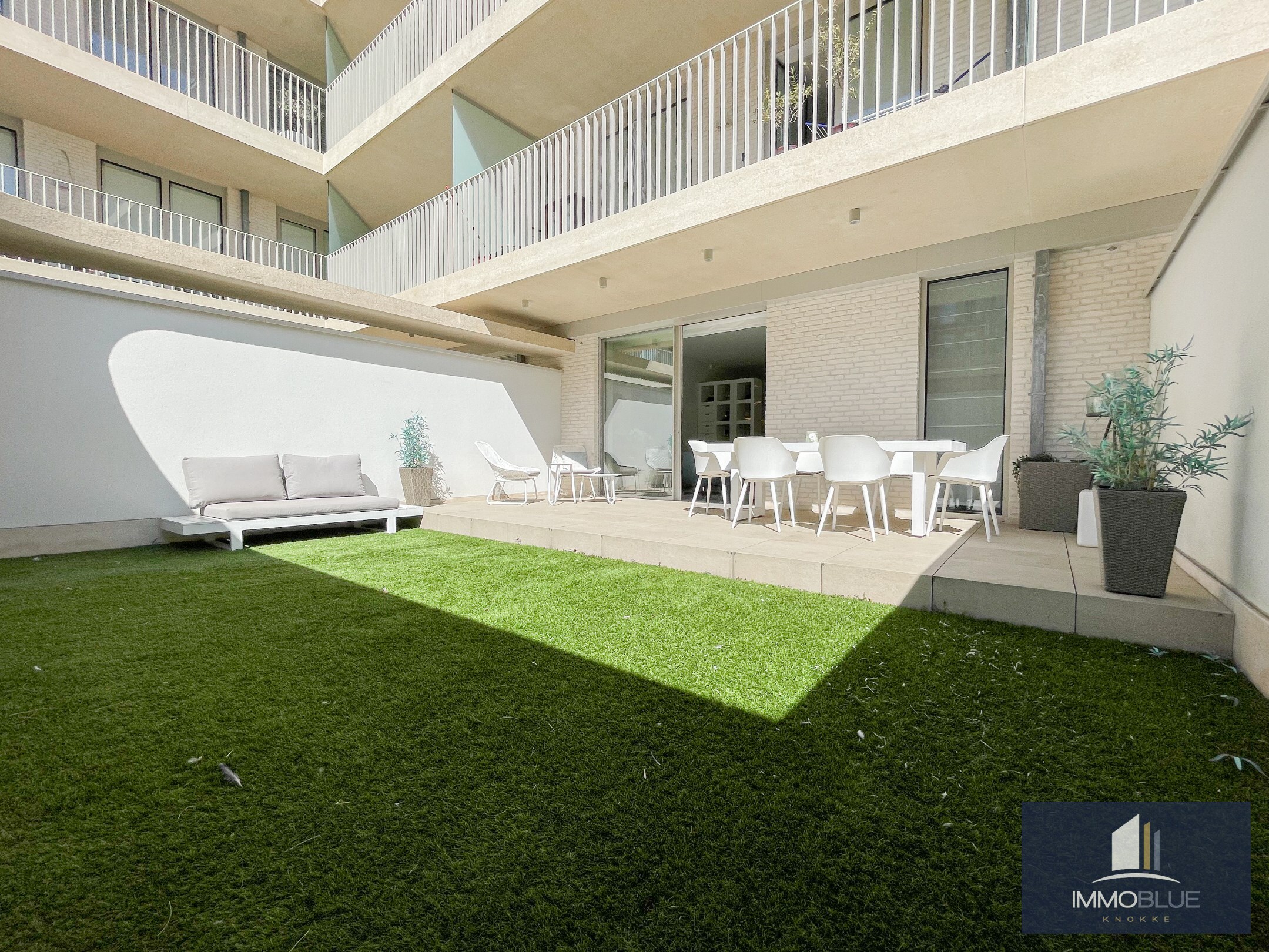 Subliem, luxueus tuinappartement met dubbele garage, rustig gelegen in een standingvolle residentie. 