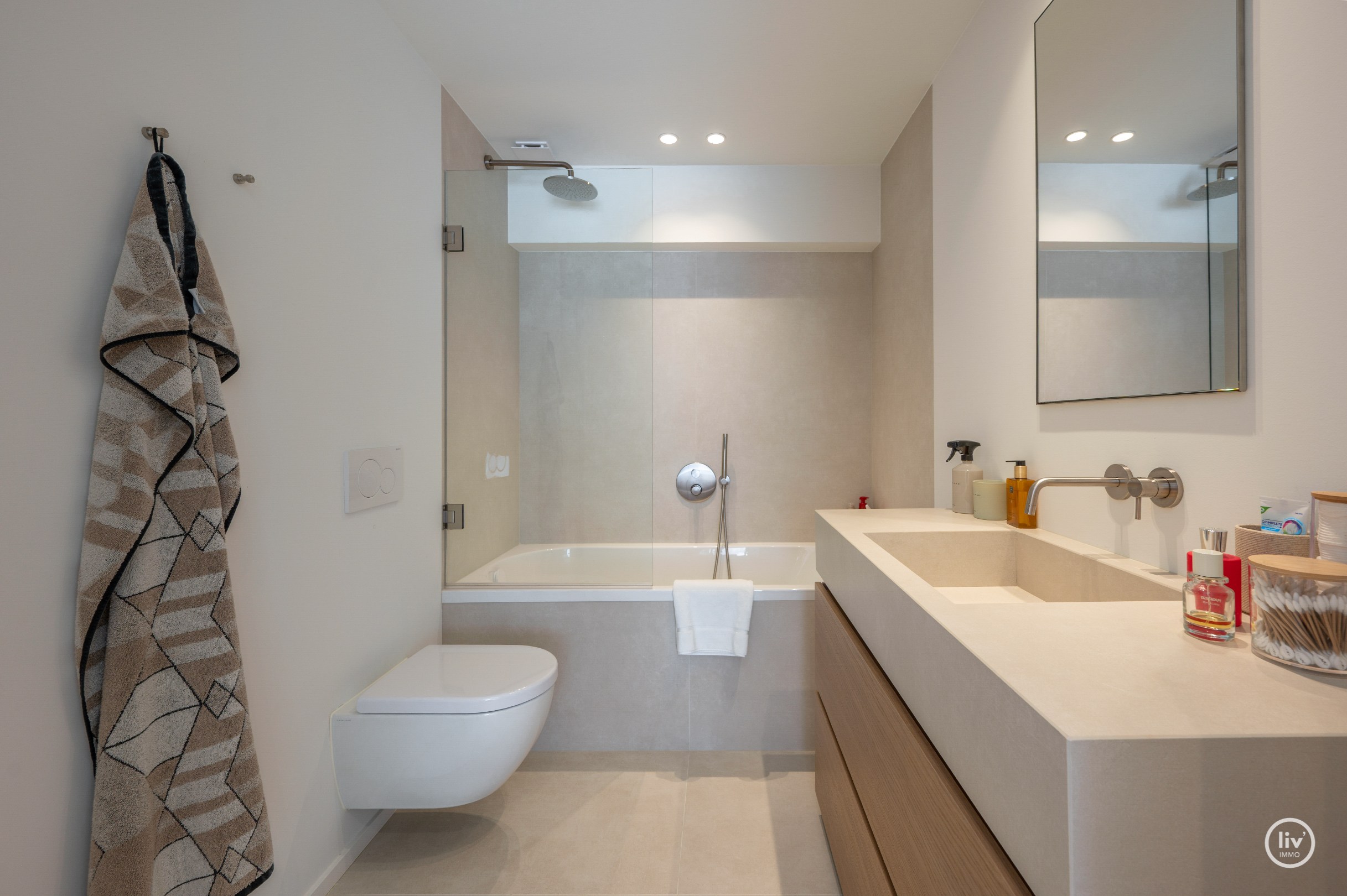Prachtig, ruim (131 m2) HOEKappartement, volledig gerenoveerd centraal gelegen op de Lippenslaan vlakbij de zeedijk te Knokke. 
