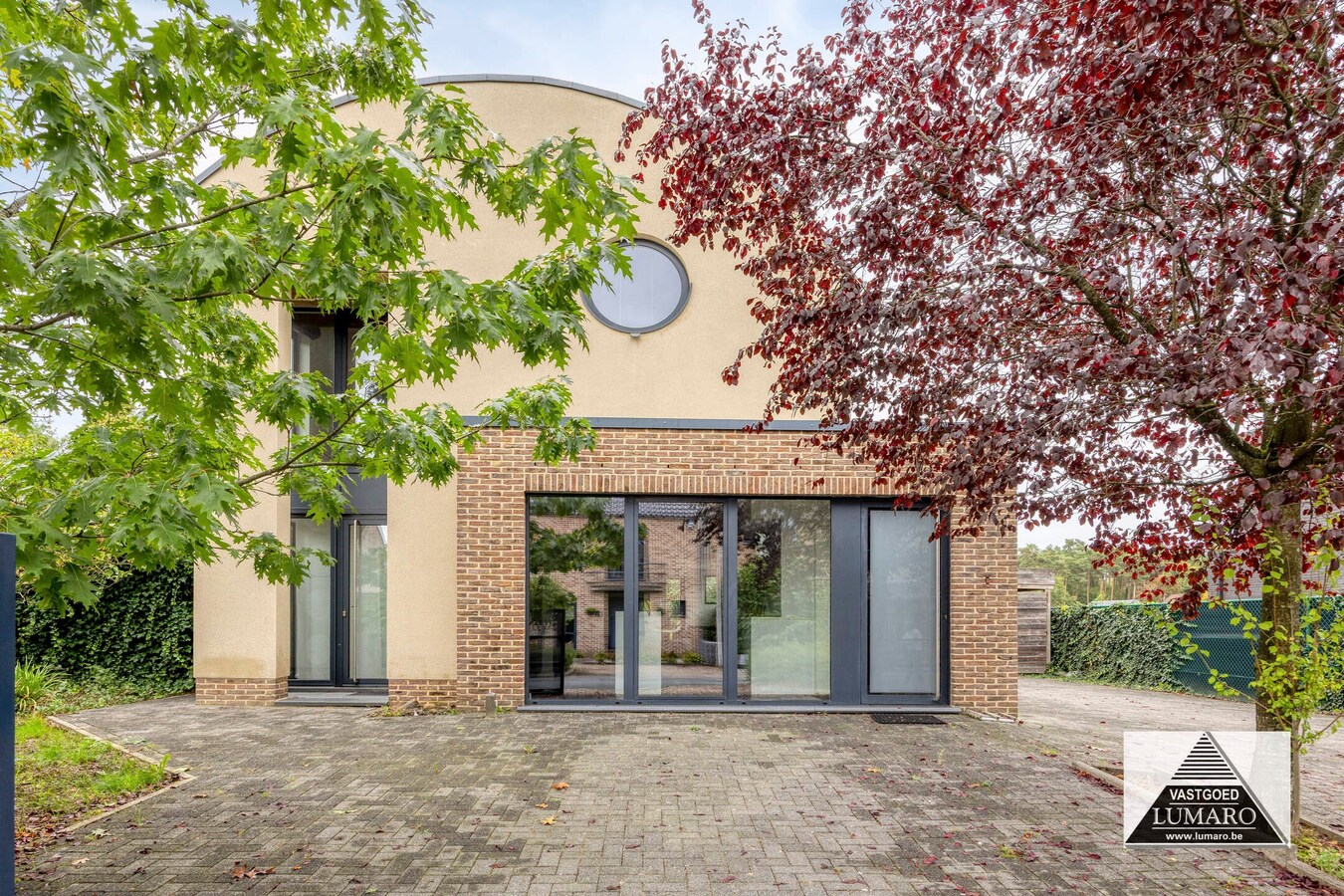 Villa onder moderne architectuur, residentiële bosomgeving. 3 slaapkamers, hobbyruimten 