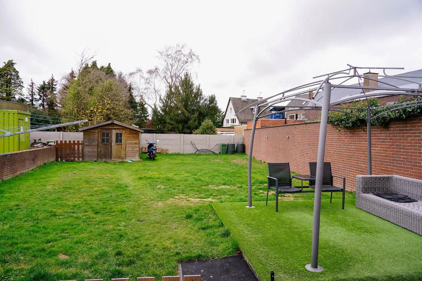 Commercieel gelegen winkel  met  parking 