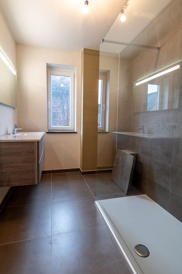 LICHTRIJKE MODERNE HALFOPEN NIEUWBOUWWONING TE OOSTDUINKERKE 