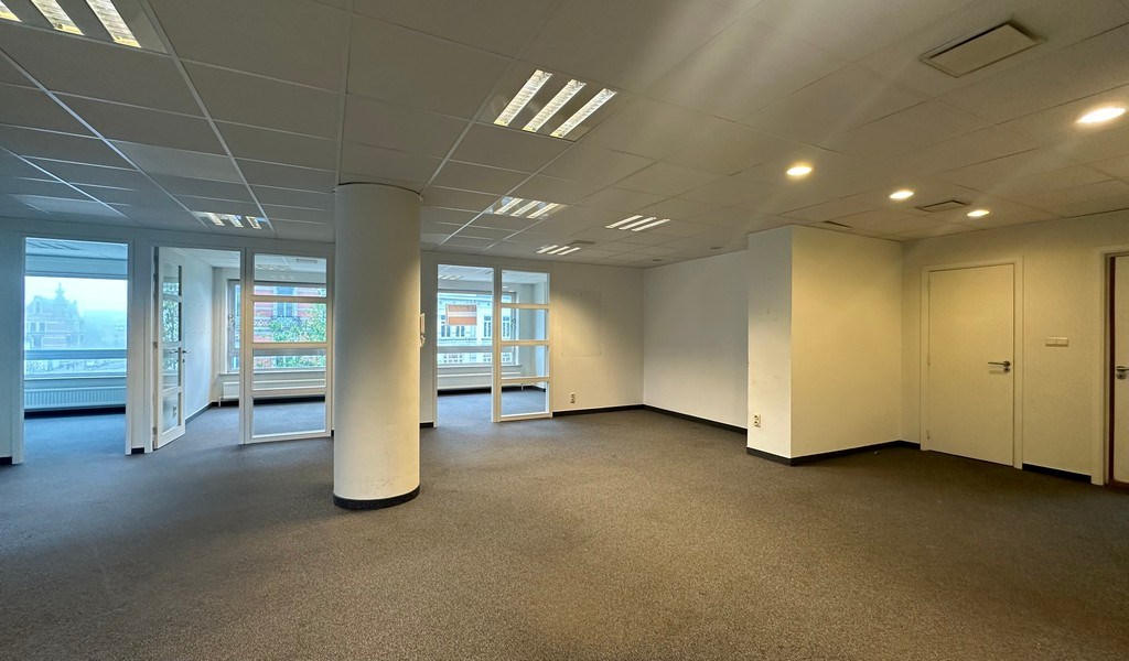 Ingedeelde kantoorruimte te huur in centrum Gent