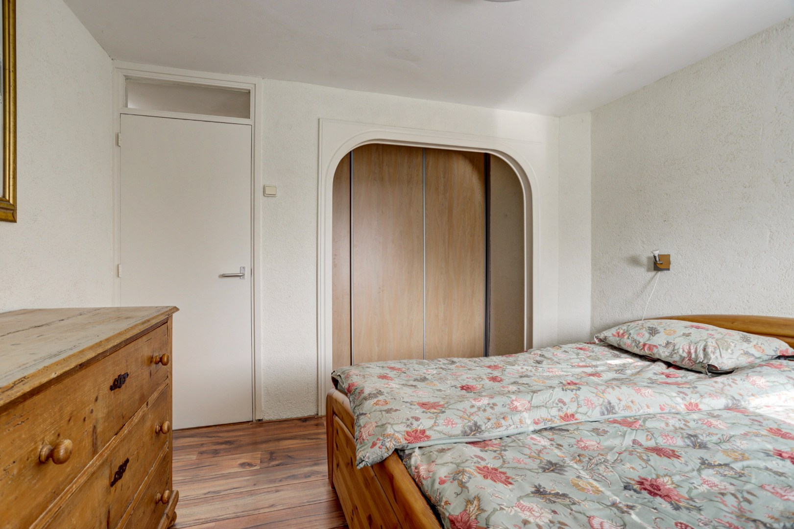 Ruime uitgebouwde 6-kamer hoekwoning met kunststofkozijnen, dakkapellen, grote tuin en eigen grond. 