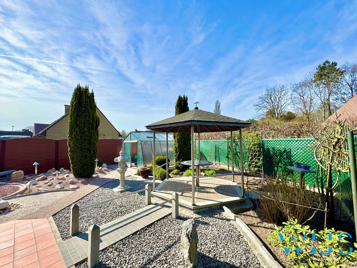 Ongelooflijk goed onderhouden bungalow te Bassevelde ! 