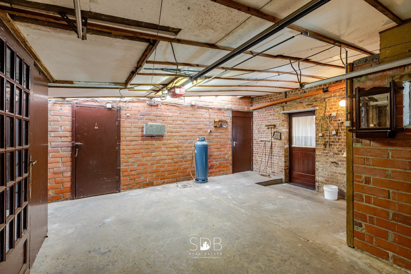 Landelijke hoeve met bijgebouwen en aanpalende graslanden op 14.677m² 