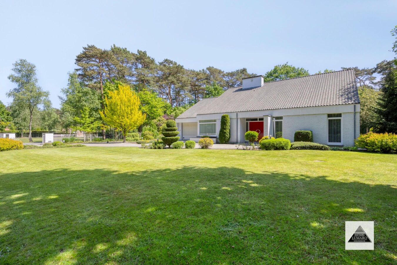 Residentieel gelegen villa op  perceel van  2.889 m². Aan Nationaal Park Hoge Kempen. 