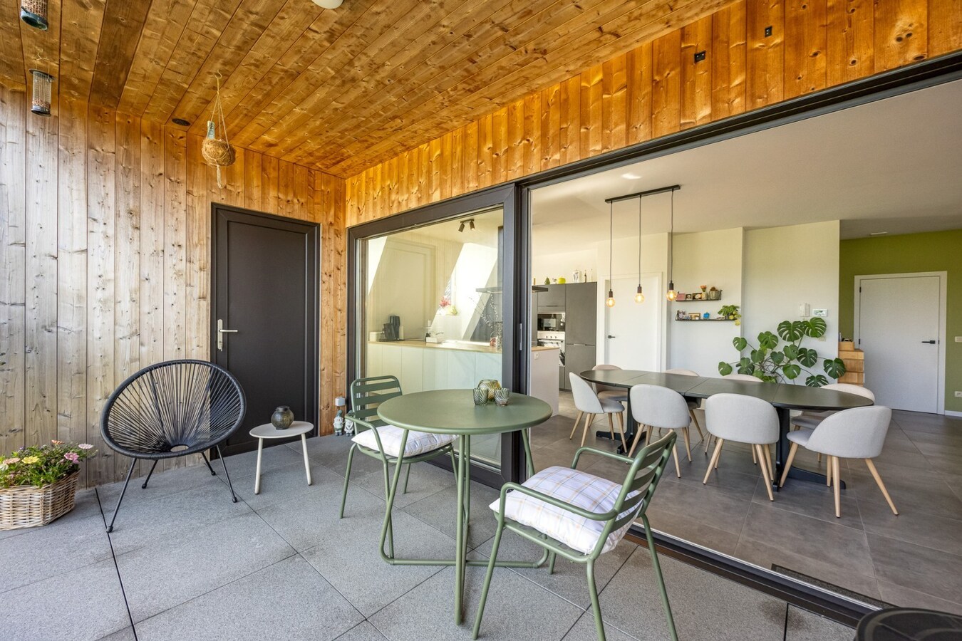 Prachtig, energiezuinig dak appartement met 3 slaapkamers, terras en carport 