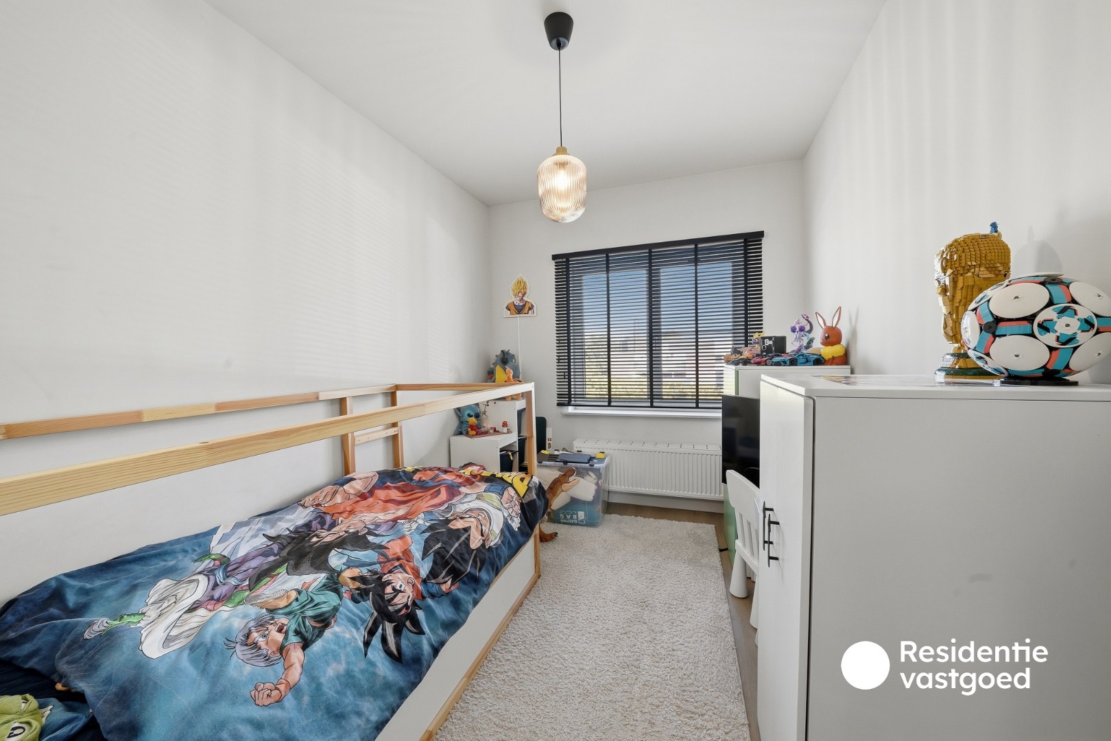 Instapklare woning met dubbele garage, 3 kamers en zongerichte buitenruimtes 