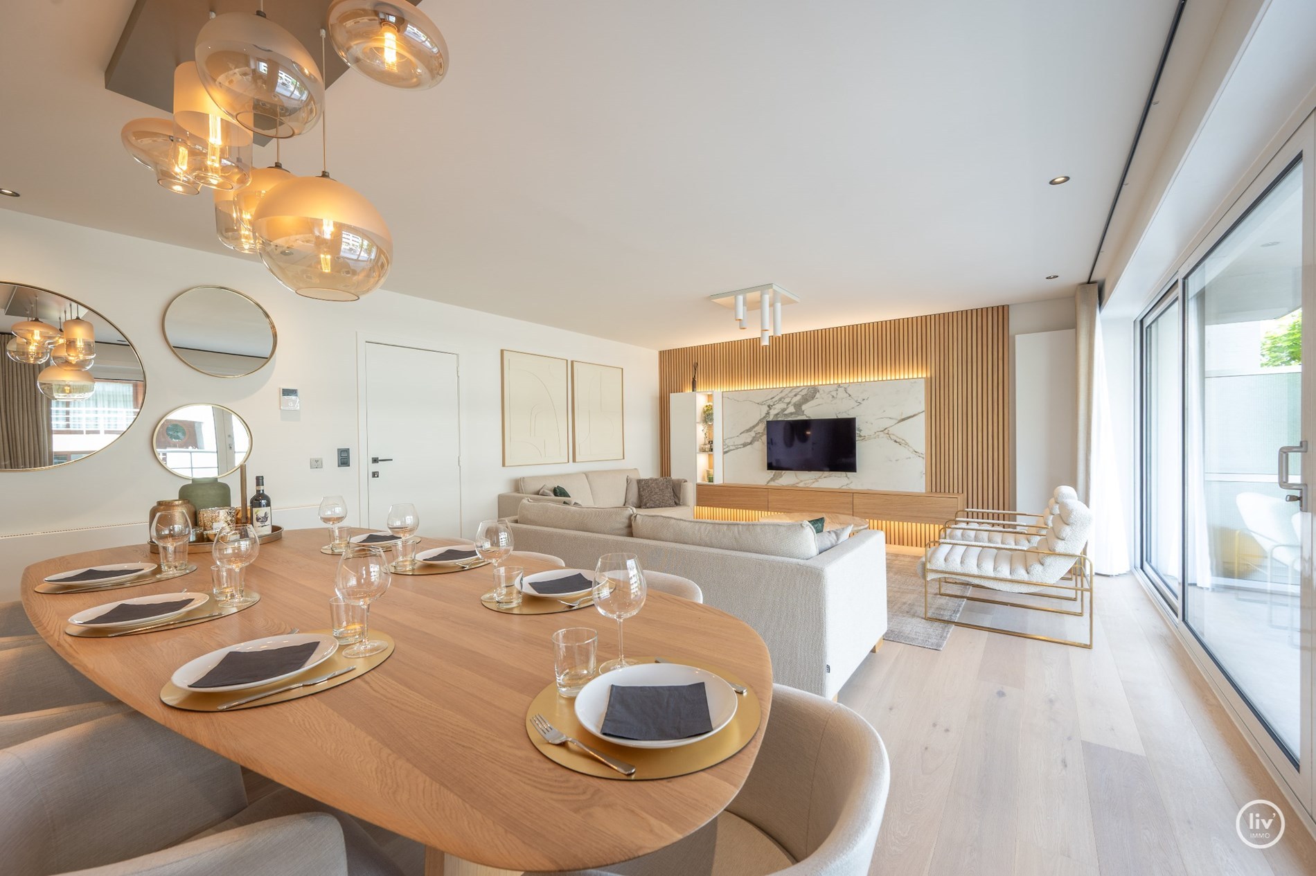 Instapklaar 3-kamer appartement op wandelafstand van de Lippenslaan met zuidgericht-terras. 8m gevelbreedte ! 