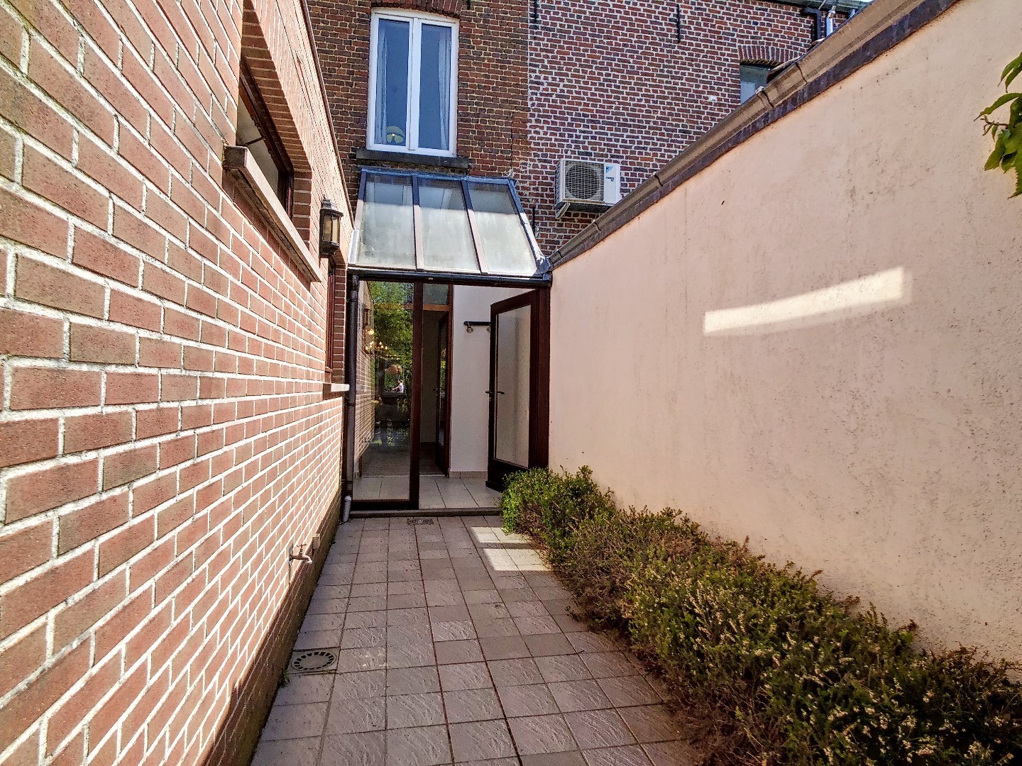 Centraal gelegen woning met twee ruime slaapkamers, zonnige tuin en droge kelder - EPC 252 kWh/m² - bewoonbare oppervlakte van 143 m² 
