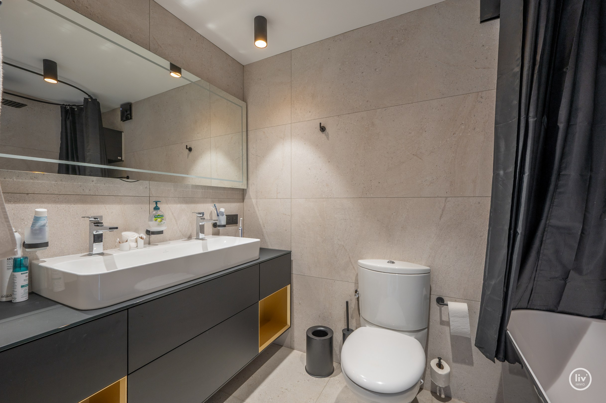 Uniek HOEK duplexappartement/penthouse met panoramisch uitzicht over de Dumortierlaan te Knokke. 