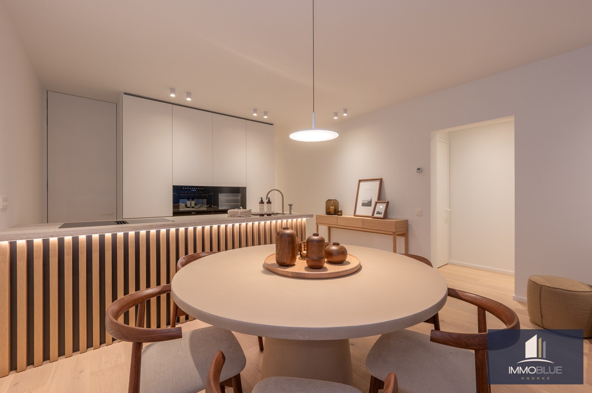 Stijlvol volledig gerenoveerd appartement in een vernieuwde residentie gelegen op een boogscheut van de zee en het commercieel centrum. 