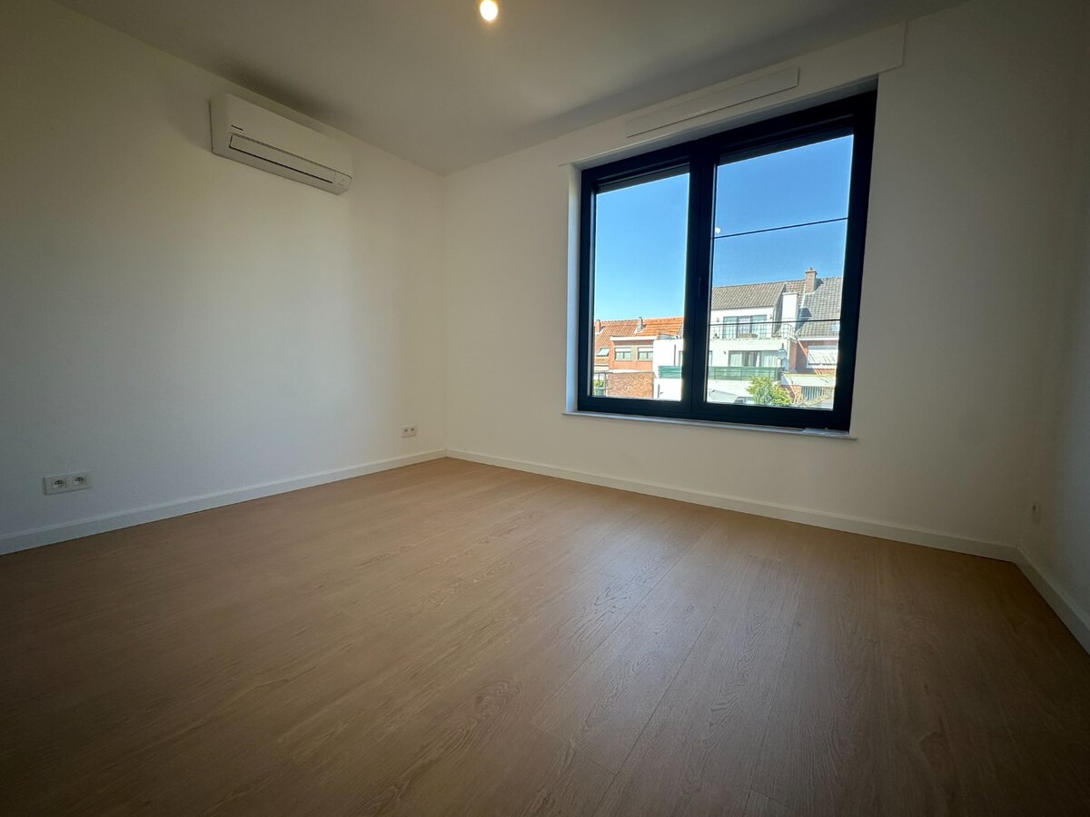 Instapklare nieuwbouwwoning met 4 slaapkamers, garage én tuin – energiezuinig wonen in hartje Sint-Antonius 