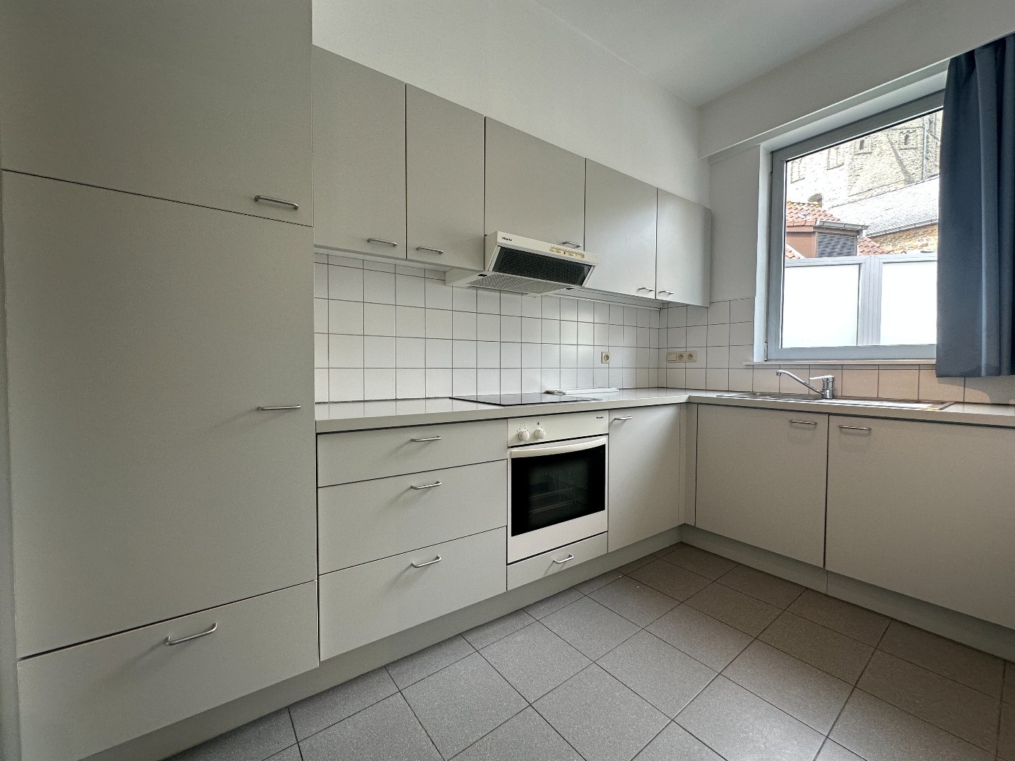Lichtrijk appartement met 1 slpk en groot zonnig terras, hartje Torhout 
